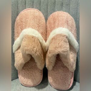 ⭐️3/$15⭐️Cozy comfy soft pink lady slippersts size 9 NWOT